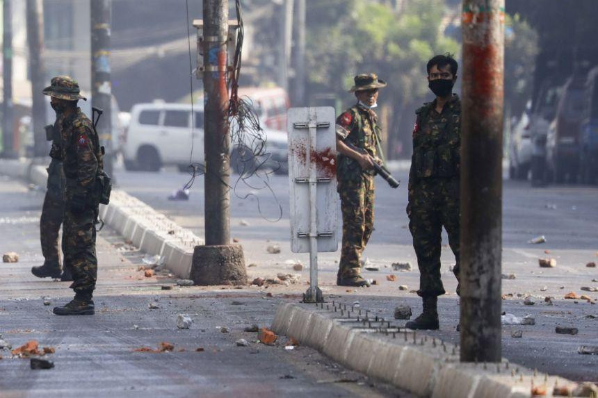 Binh sĩ Myanmar trên đường phố Yangon ngày 31/3. Ảnh: EPA-EFE