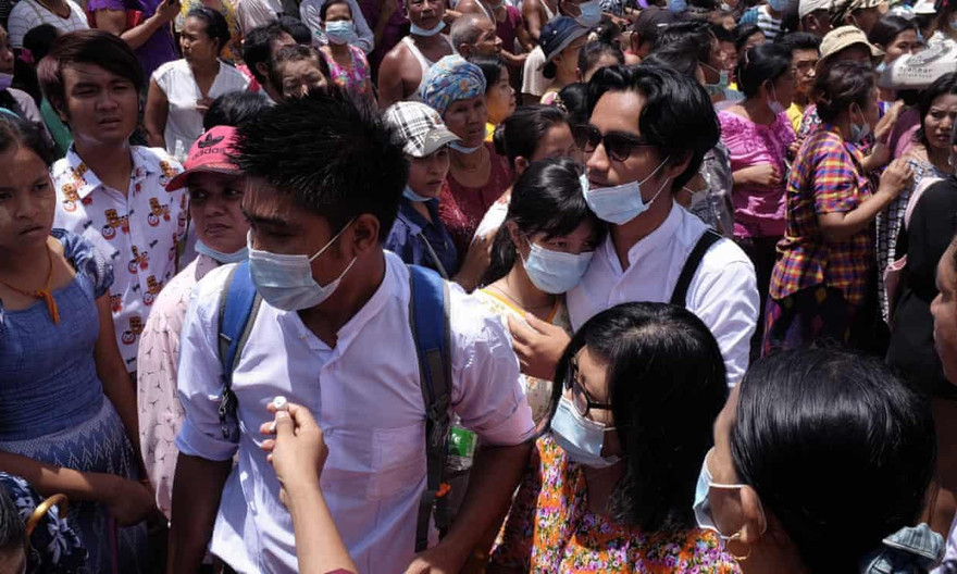 Hai tù nhân (mặc áo trắng) được thả từ nhà tù ở Yangon. Ảnh: AP