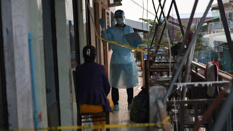 Một người ở Phnom Penh chờ xét nghiệm COVID-19. Ảnh: Phnom Penh Post