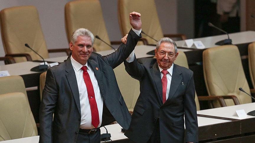 Ông Raul Castro (phải) và ông Miguel Diaz-Canel (trái). Ảnh: AA