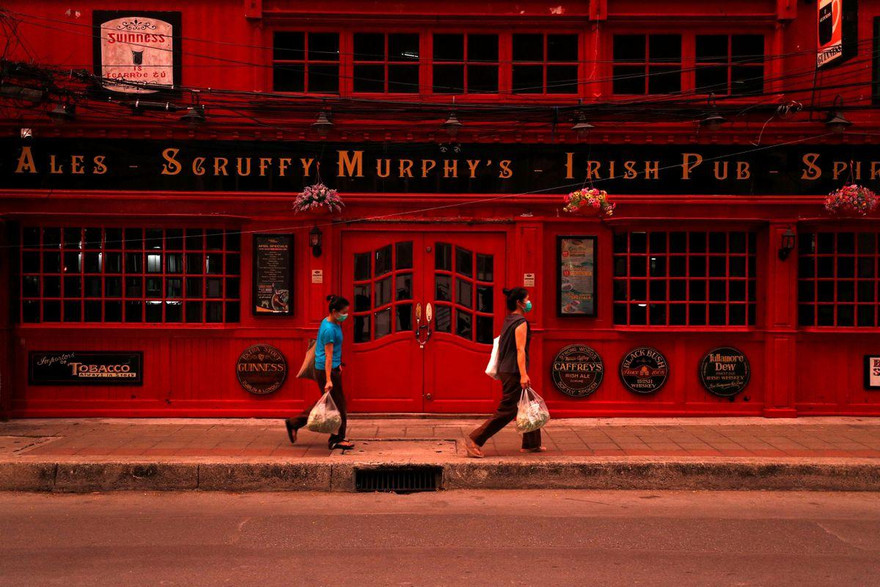 Nhiều cơ sở kinh doanh ở Bangkok đóng cửa để hạn chế sự lây lan của COVID-19. Ảnh: Reuters