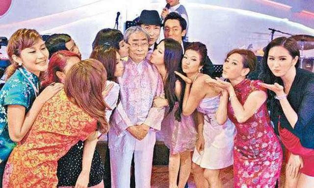 Giàu có và có thế lực trong làng giải trí, tỷ phú Lâm Kiến Danh luôn có những bóng hồng xinh đẹp vây quanh. 