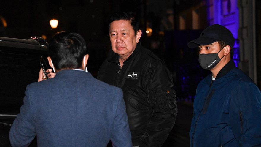 Đại sứ Myanmar Kyaw Zwar Minn không được vào tòa nhà đại sứ quán. Ảnh: AP