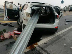 Chiếc xe bị "xuyên táo". Ảnh: Hội LC