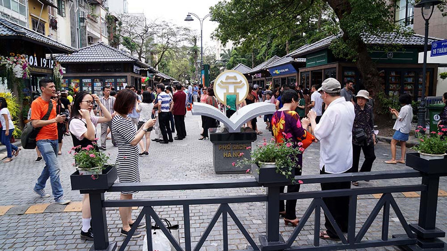 Phố sách Hà Nội nhộn nhịp những ngày đầu mở cửa