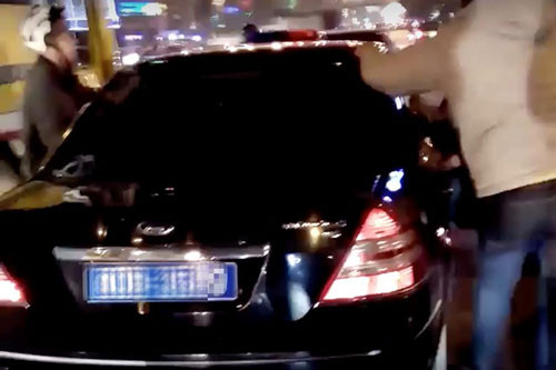 Một xe ôtô biển xanh gây tai nạn rồi bỏ chạy bị người dân chặn lại.