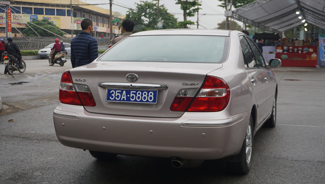 Cùng 1 chiếc xe nhưng đeo 2 BKS khiến người dân không khỏi "hoa mắt". Ảnh: TN