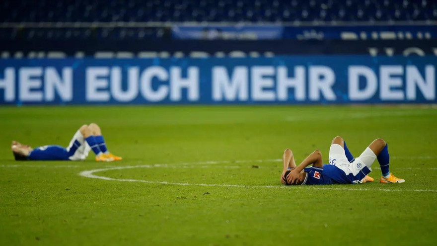 CĐV quá khích tấn công cầu thủ sau khi đội bóng phải xuống hạng