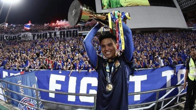 Hậu vệ Theerathon Bunmathan