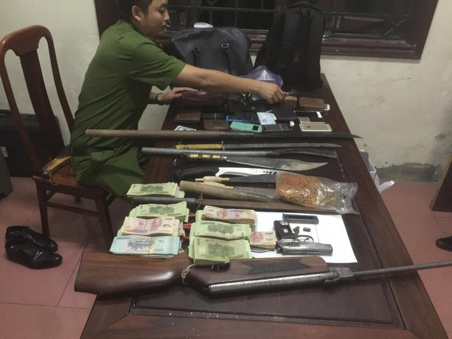 “Hàng nóng” của ổ bạc được Công an thu tại hiện trường.