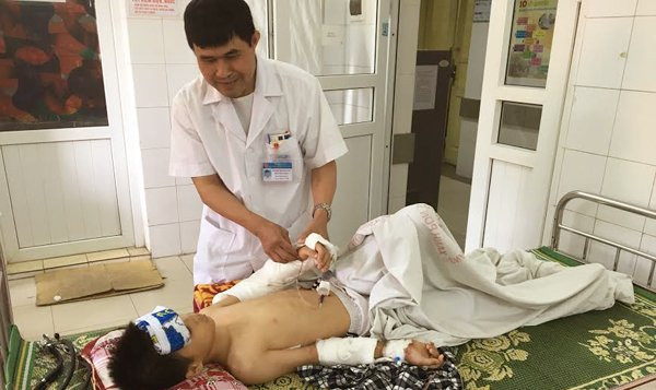 BS Hùng kiểm tra lại cánh tay sau mổ cho bệnh nhi