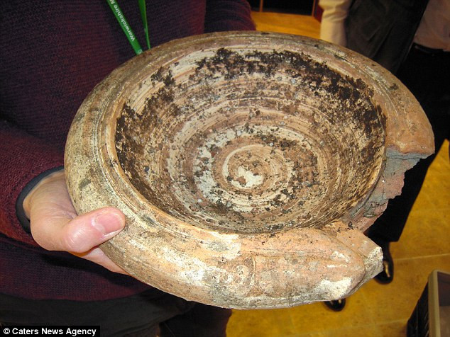 Chiếc bát cổ mà ông Ray Taylor dùng để tắm cho chim suốt một thập kỉ.