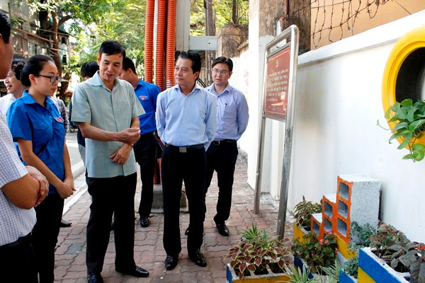 Lãnh đạo Hà nội thăm khu vực “tường hoa” trên phố Phó Đức Chính của nhóm bạn “Sen trong phố”