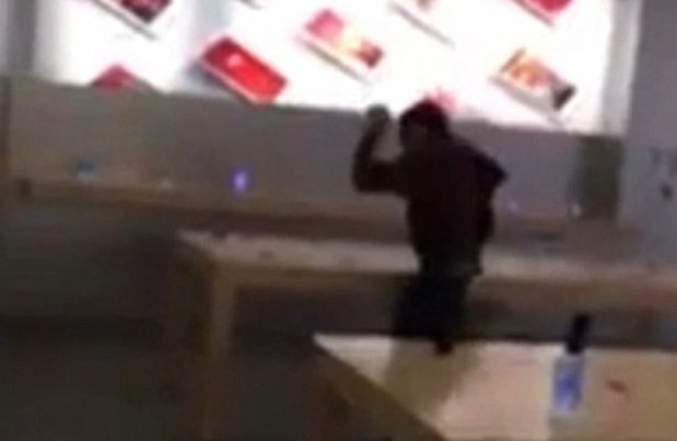 Hùng hổ xông vào cửa hàng, đập phá hàng loạt iPhone 7