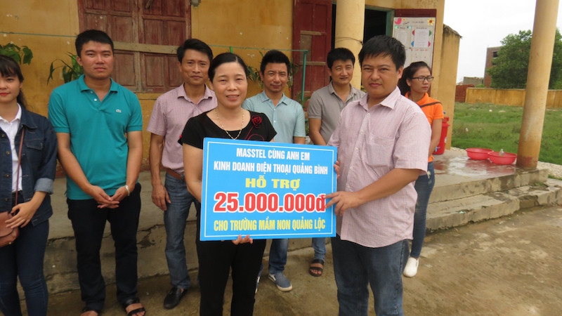 Trao 25 triệu đồng cho trường mầm non xã Quảng Lộc
