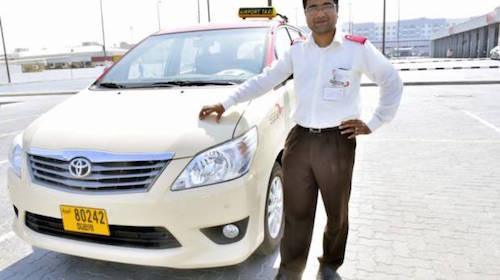 Anh Liton Chandra Nath Pal Nepal đã trả lại 25kg vàng cho du khách. Ảnh: News Xpress.