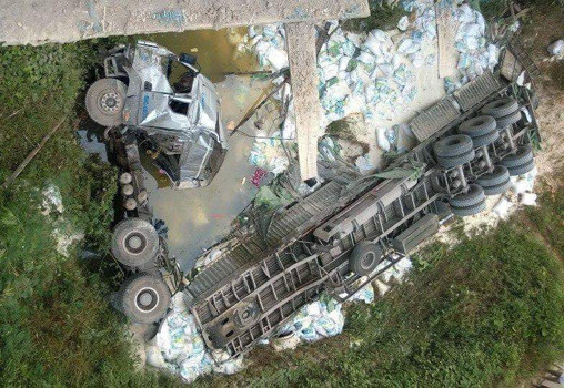 Chiếc container gãy đôi nằm dưới suối. Ảnh: anninhxulang.