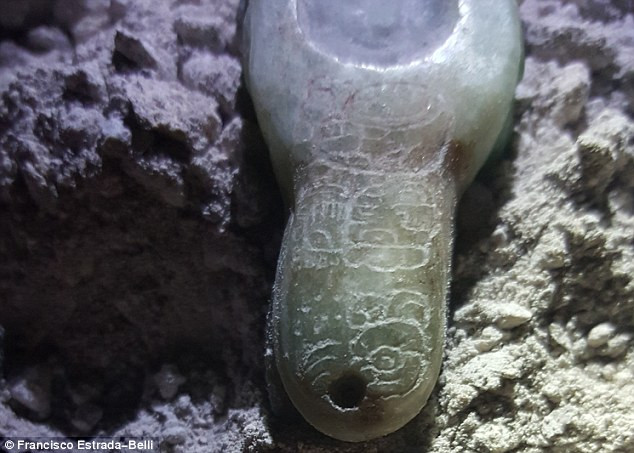 Mặt vòng cổ ngọc bích có khắc tên một vị vua rắn.