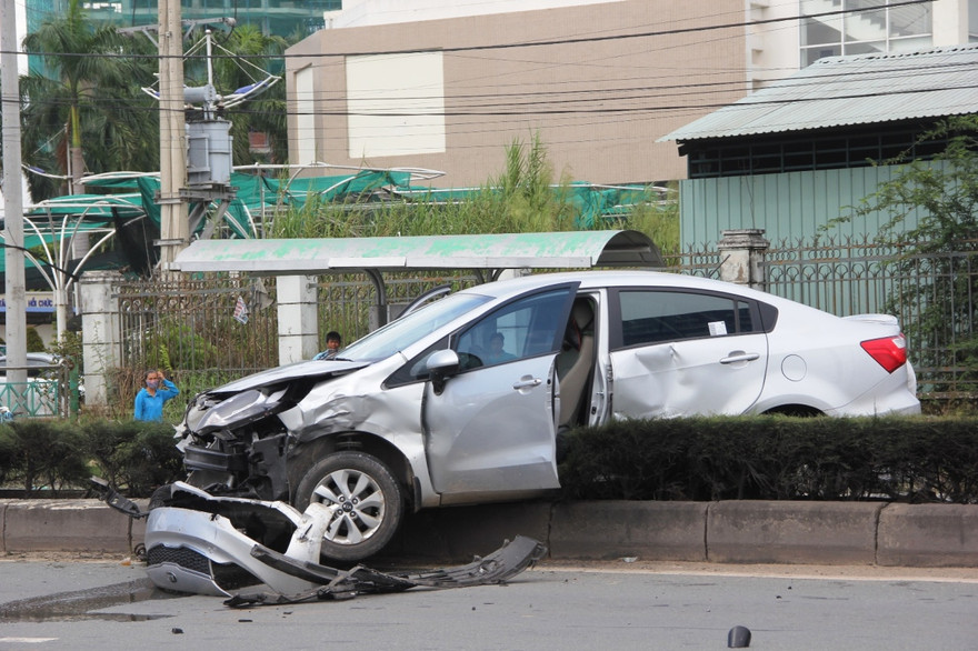 Chiếc ô tô 4 chỗ bị hất văng lên dải phân cách.