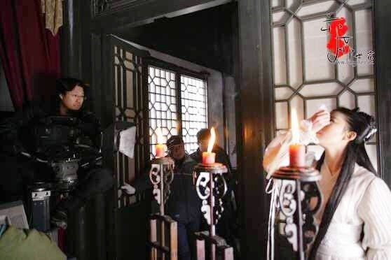 Lưu Diệc Phi thường dùng thuốc nhỏ mắt trên phim trường. Ảnh: 163. 