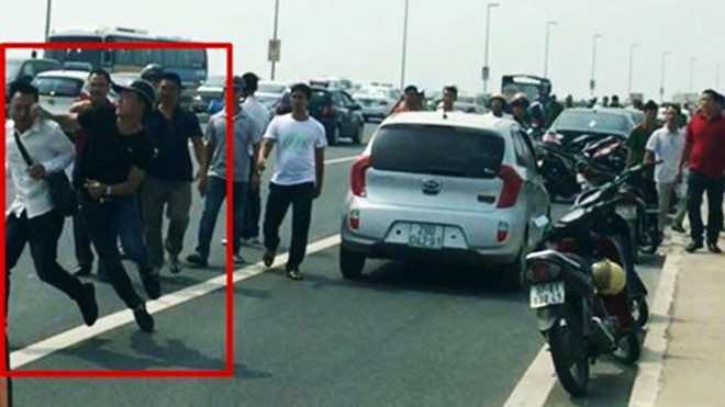 Phóng viên Quang Thế bị gạt tay trúng má trên cầu Nhật Tân. Ảnh: M.C.