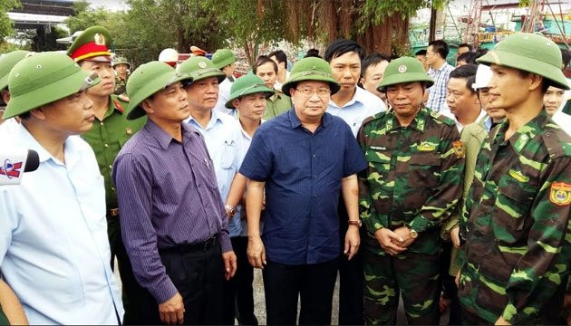 Phó thủ tướng Trịnh Đình Dũng cùng đoàn công tác kiểm tra phòng chống lụt, bão tại Hải Phòng chiều 18/10 (Ảnh: Nhân dân)