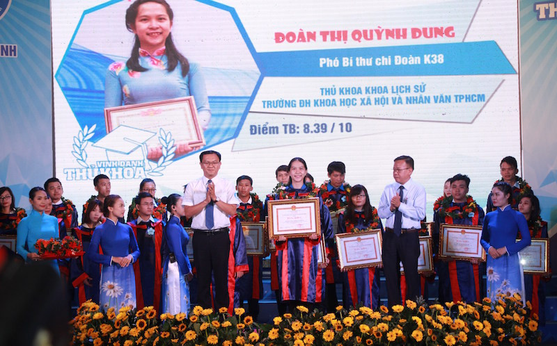 Ông Nguyễn Hữu Hiệp, Trưởng Ban tổ chức Thành ủy TPHCM, và anh Lâm Đình Thắng, Phó bí thư Thường trực Thành Đoàn, Chủ tịch Hội sinh viên VN TPHCM, trao Bằng khen tuyên dương các thủ khoa.