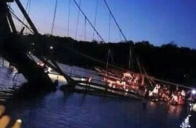 Hiện trường vụ sập cầu.