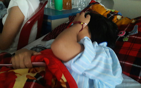 Một trong số nữ sinh bị đánh đang được điều trị tại bệnh viện địa phương.