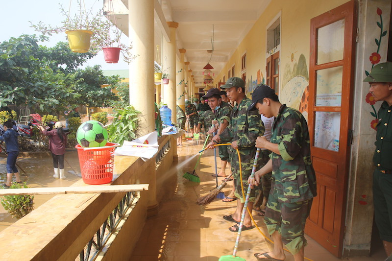 Giáo viên, bộ đội dọn vệ sinh, khắc phục hậu quả sau lũ.