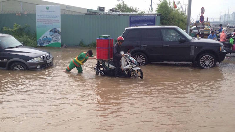 Tình trạng ngập úng gây khó khăn cho đời sống người dân và làm sức mua bị giảm sút.