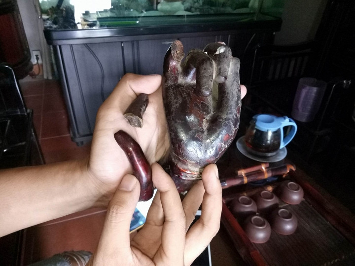 Bàn tay và nhiều ngón tay Phật bị gẫy trong quá trình trộm cắp. 