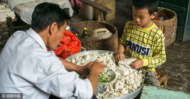 Bé Liu Minghui có khả năng nặn hoành thánh cực siêu, lên tới 10.000 viên/ngày.