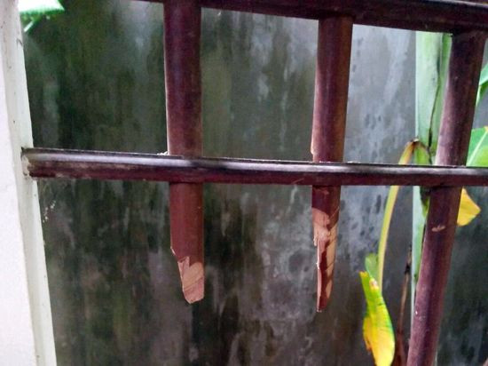 Chặt phá cửa sổ, lấy trộm tiền nhà rồi báo công an