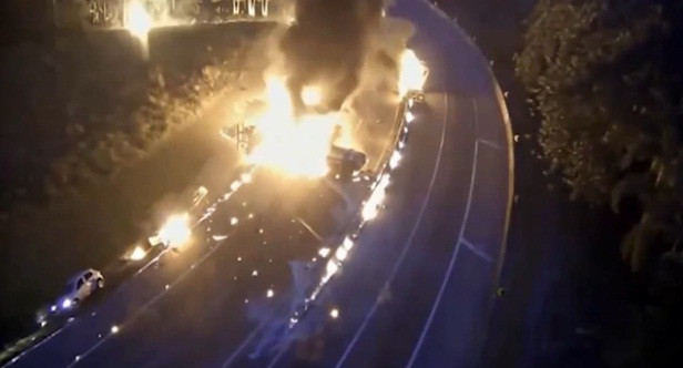 Sau tai nạn liên hoàn, cả đoạn đường chìm trong biển lửa.