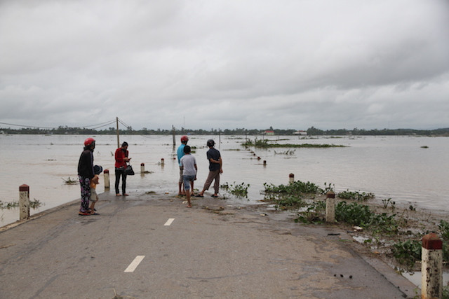 Đường liên xã ở Vĩnh Long (huyện Vĩnh Linh), xã Hải Sơn (huyện Hải Lăng) bị ngập nặng; Lốc xoáy đã làm tốc mái nhiều nhà dân ở huyện Triệu Phong. : Ảnh: H.T-Lê Minh Hồng