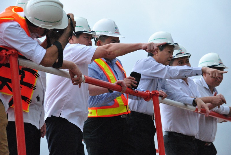 Chủ tịch UBND TPHCM Nguyễn Thành Phong thị sát dự án chống ngập 10 nghìn tỷ đồng. Ảnh: Quốc Ngọc