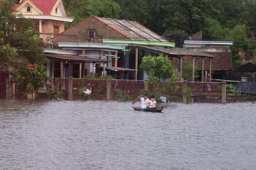 Mưa lũ khiến nhiều nhà dân ở Quảng Bình bị ngập. Ảnh: Vnexpress