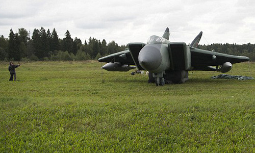 Một chiếc tiêm kích bơm hơi dùng để ngụy trang của Nga. Ảnh: NYTimes