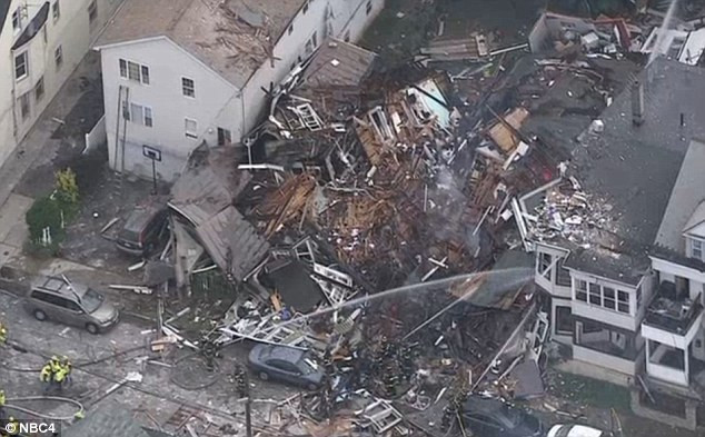 Nổ khí gas kinh hoàng, 2 căn nhà bị san phẳng