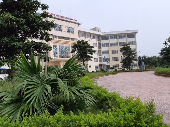 Trường Cao đẳng văn hóa nghệ thuật Vĩnh Phúc được trưng dụng làm bệnh viện. Ảnh: M.Đ