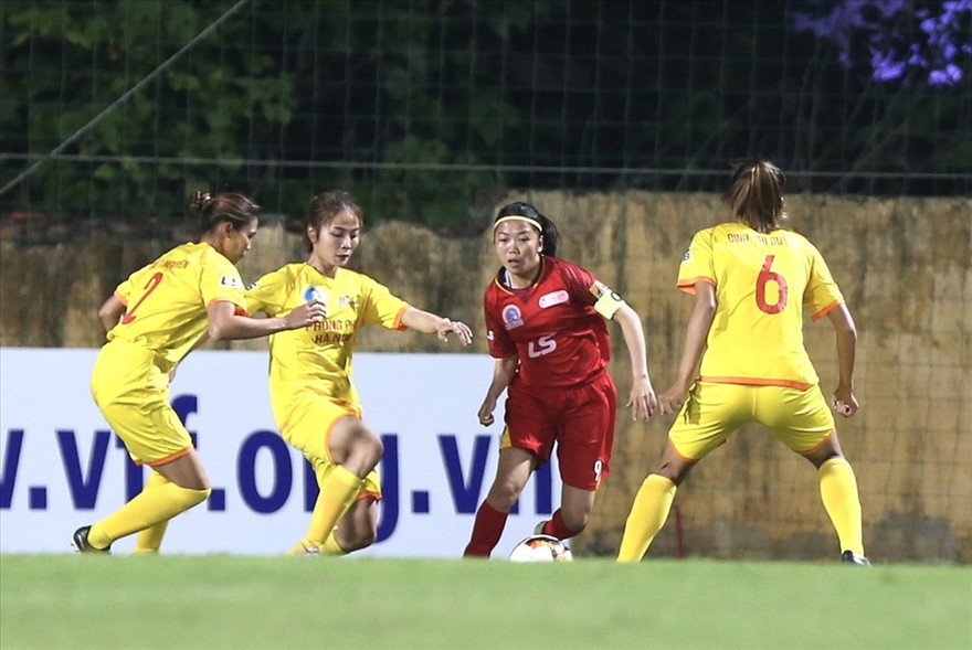 Trận đấu giữa TPHCM I và Phong Phú Hà Nam.