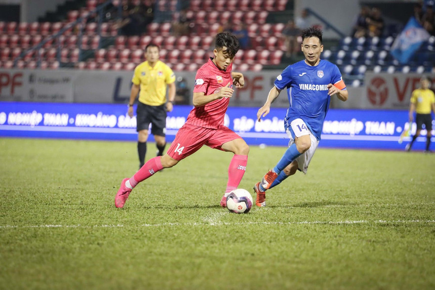 CĐV tặng lương hưu, mong CLB Than Quảng Ninh vượt khó 