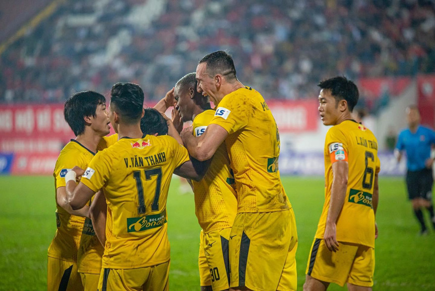 HLV Kiatisuk và HAGL ôm trọn giải thưởng tháng