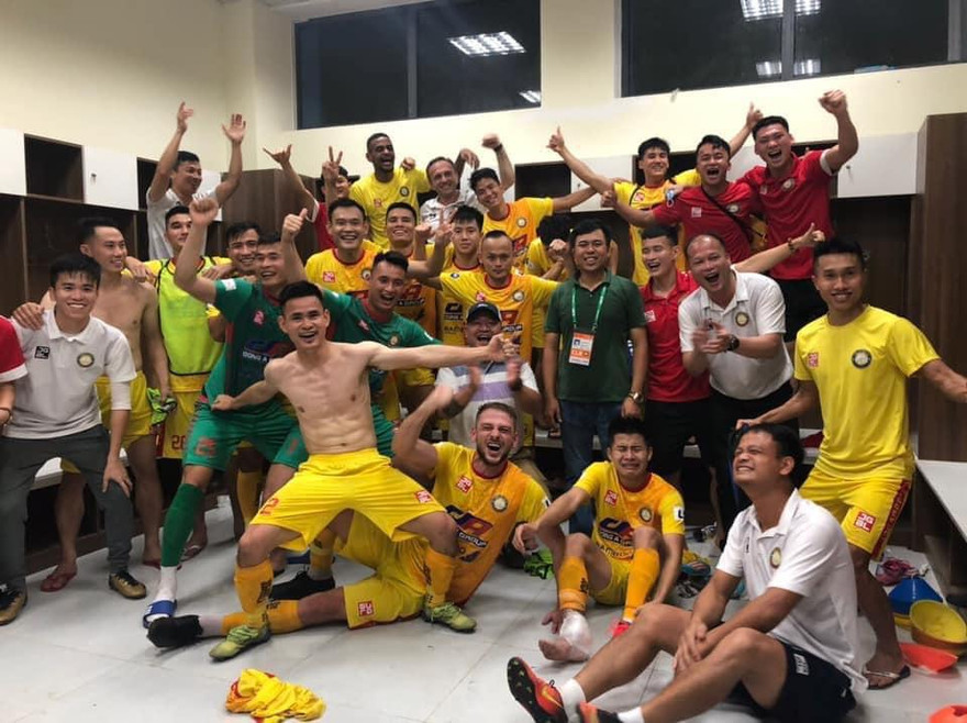 Cầu thủ Thanh Hoá ăn mừng trong phòng thay đồ sau chiến thắng kịch tính