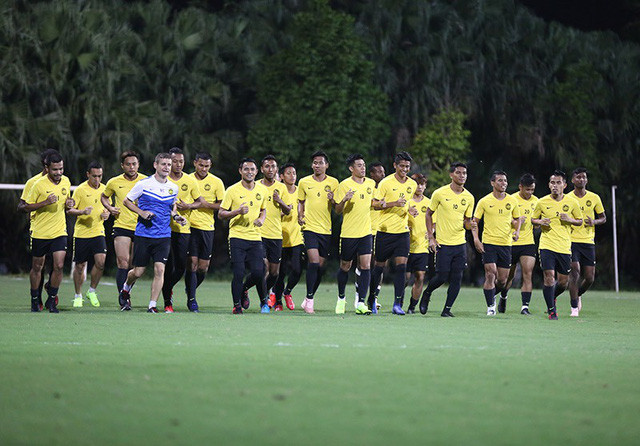Đặt chân đến Việt Nam, tuyển Malaysia đóng cửa 'luyện công'