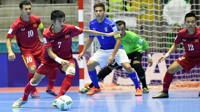 Tuyển futsal nam Việt Nam (áo đỏ) và tuyển futsal nữ đều chạm trán Thái Lan ở lượt trận đầu tiên, hai trận đấu được coi là chung kết sớm tại SEA Games 29. Ảnh: Thể thao Văn hóa.