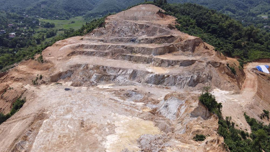 Cả quả đồi bị "xẻ thịt" thi công dự án nhà máy nước không phép. Ảnh: Mạnh Thắng