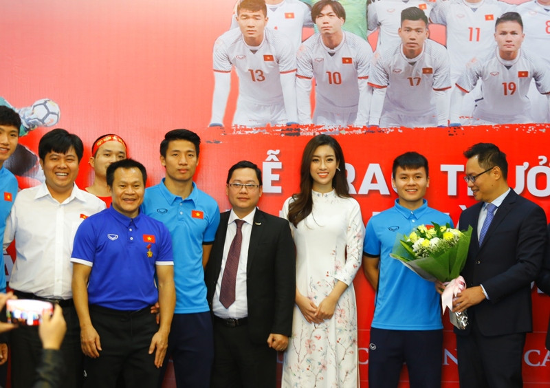 Đại diện lãnh đạo Cty CP Cơ điện lạnh Đại Việt, Tập đoàn khách sạn Mường Thanh, Hoa Hậu Mỹ Linh, Cty Xi măng Xuân Thành Quảng Nam chúc mừng đội tuyển tại buổi giao lưu.