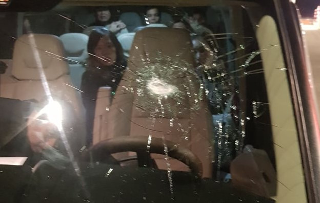 Chiếc xe bị ném đã vỡ kính chăn gió trên cao tốc Lạng Sơn.-Bắc Giang. Ảnh trạm thu phí ghi lại.